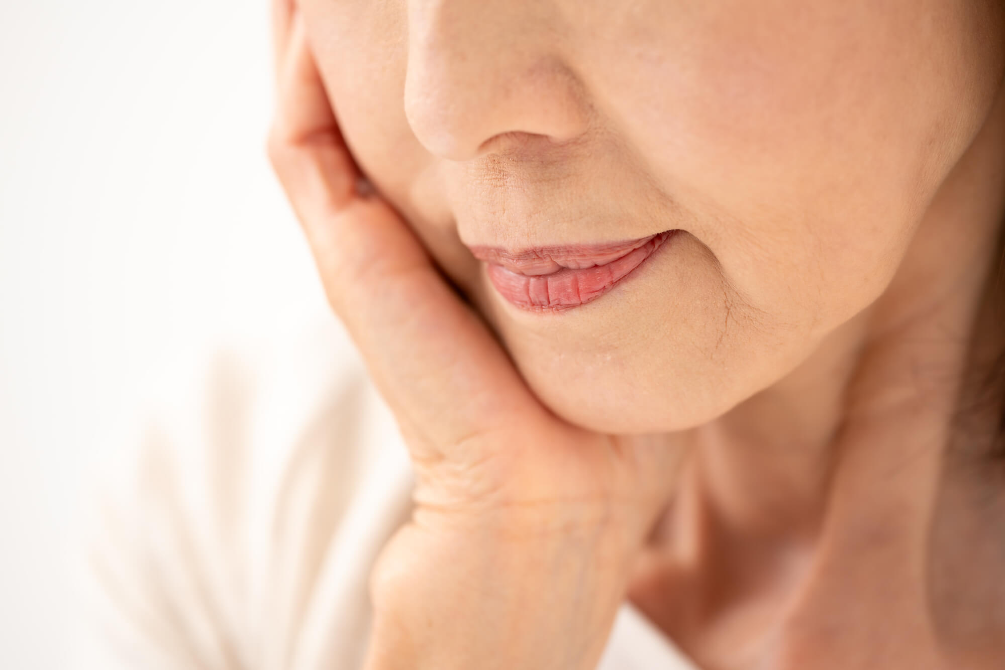 頬肉が関係するほうれい線の原因と対策法を徹底解説