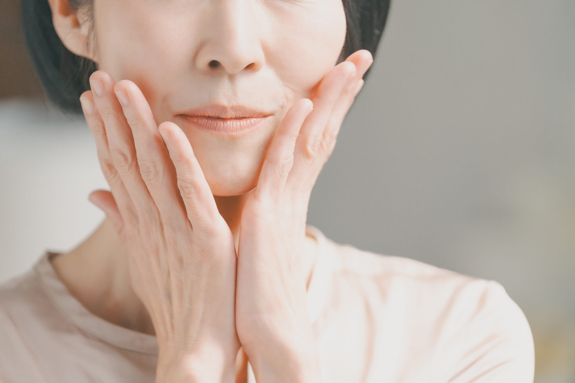 ほうれい線をなくすには？原因と効果的な対策を徹底解説