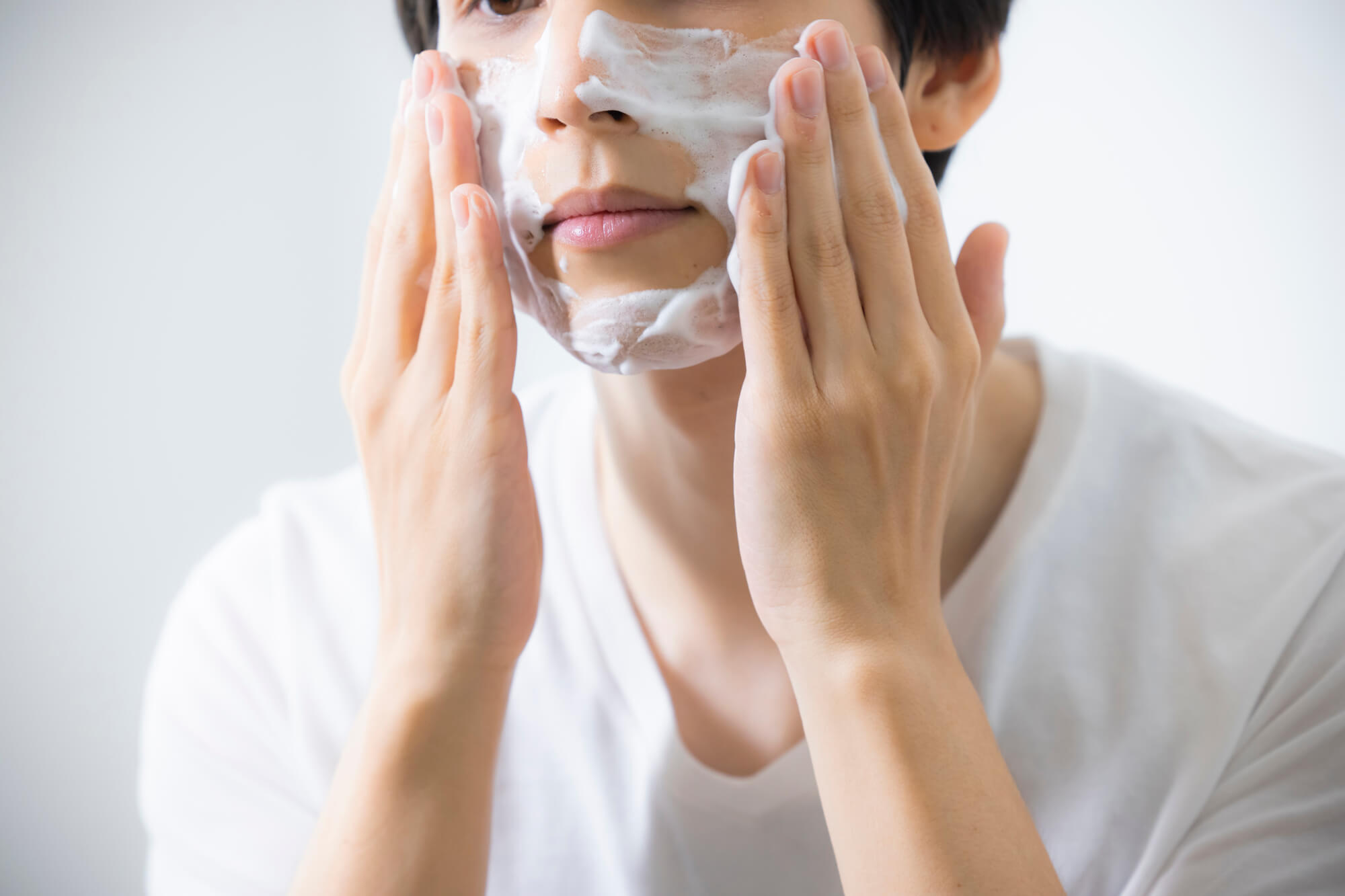 ほうれい線が気になる忙しい男性必見！具体的な原因と印象アップするおすすめの方法を徹底解説