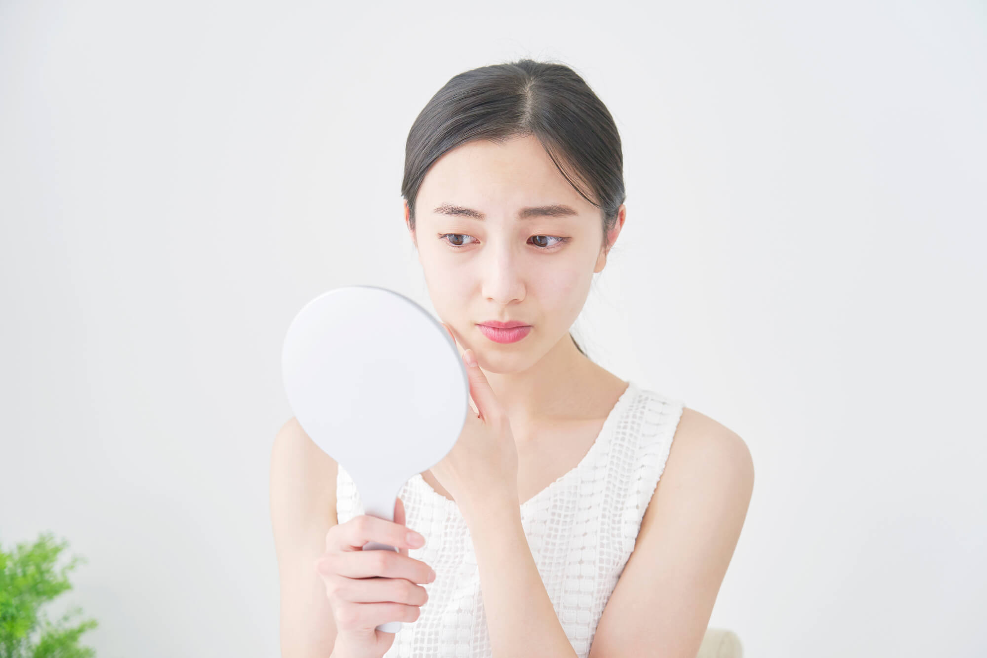 【年代別】ほうれい線が深く見えてしまう原因