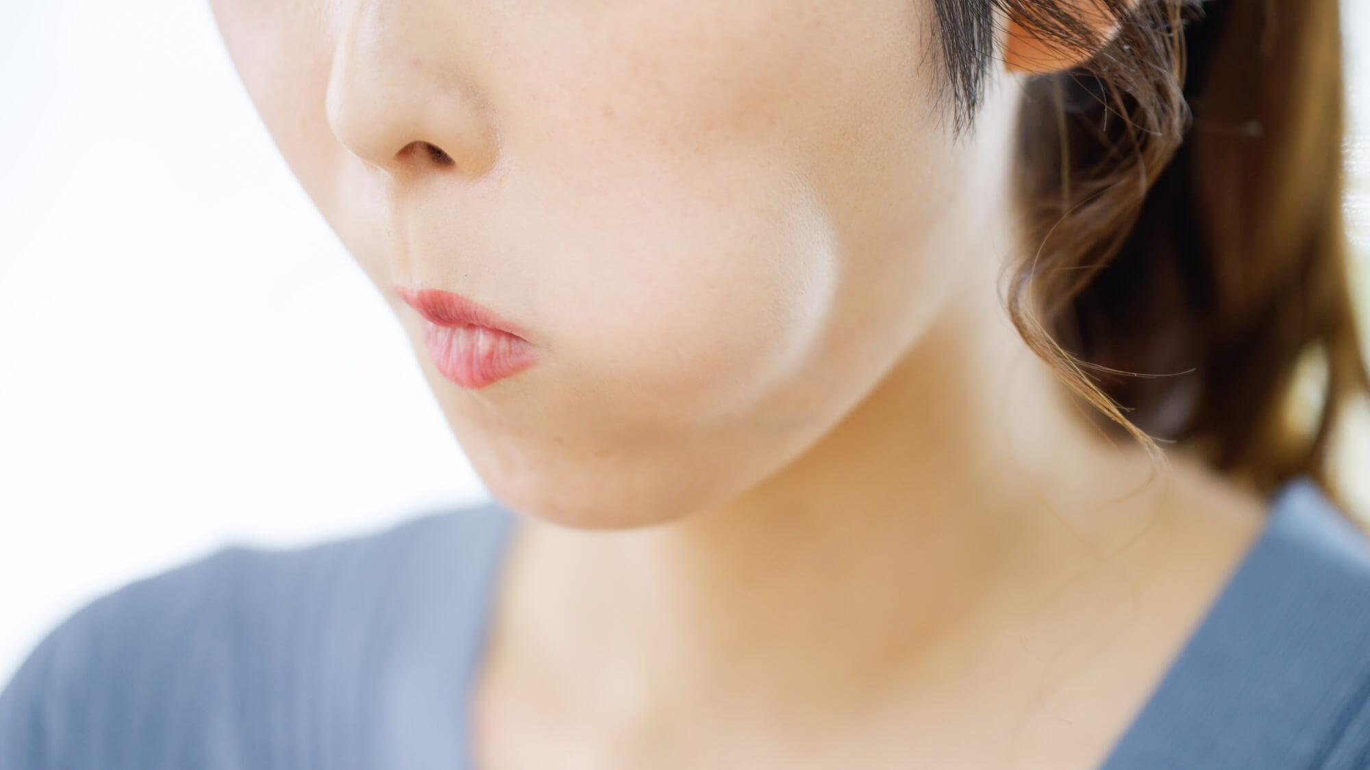 舌回しや口角アップで口周りの筋肉を鍛える