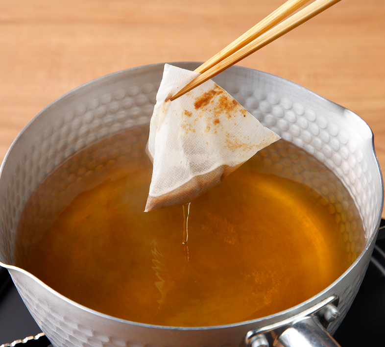 出汁パックを煮出す様子