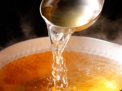 本枯節の出汁を注ぐ様子