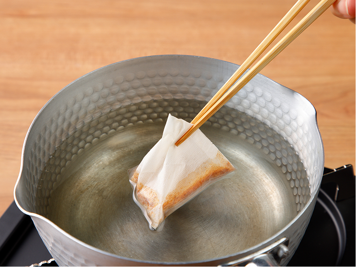 出汁パックを水に入れる