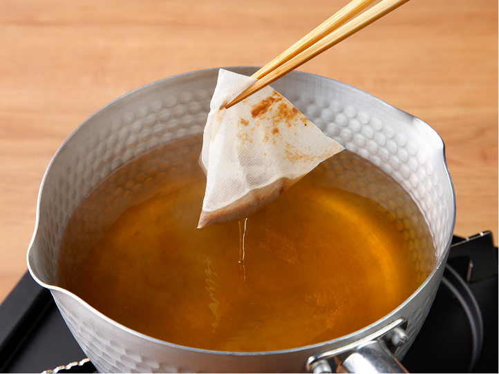 出汁パックを水に入れる