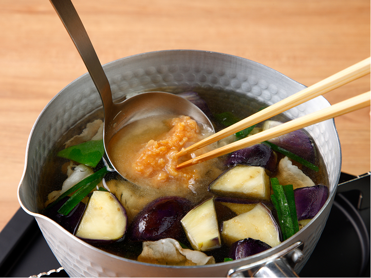 出汁パックを水に入れる