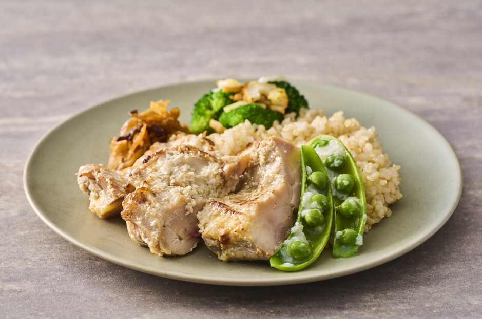 じわっと旨味しみこむ鶏もも肉とスナップエンドウの塩こうじ焼き