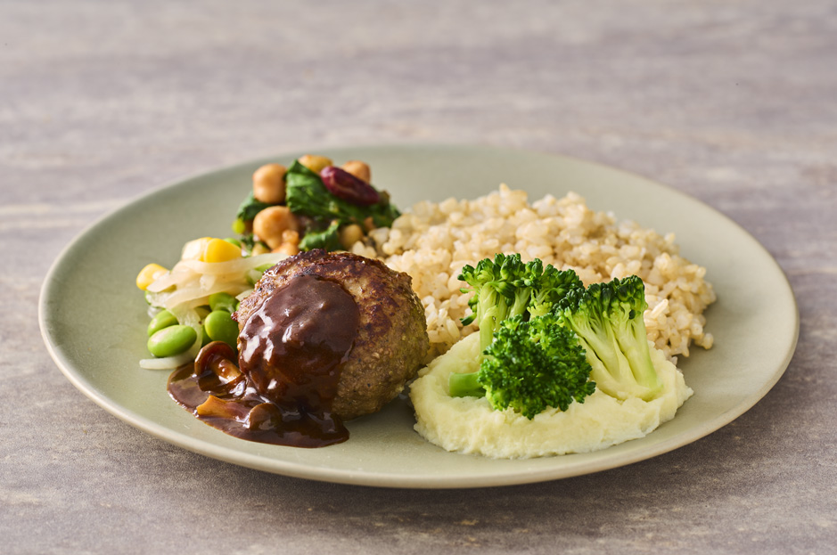 赤ワイン香るきのこのデミグラスソースと肉厚ビーフハンバーグ