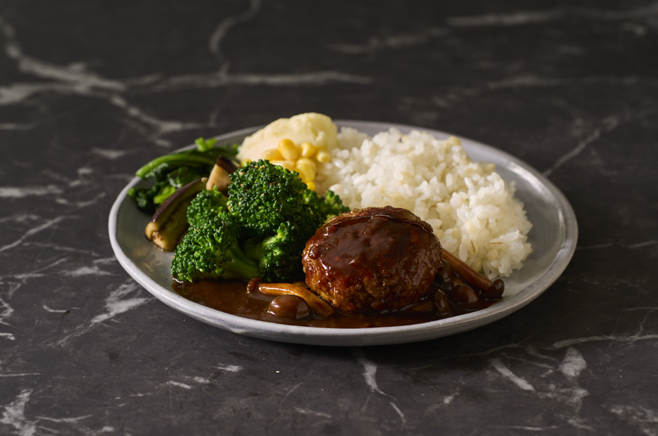 赤ワイン香るきのこのデミグラスソースと肉厚ビーフハンバーグ