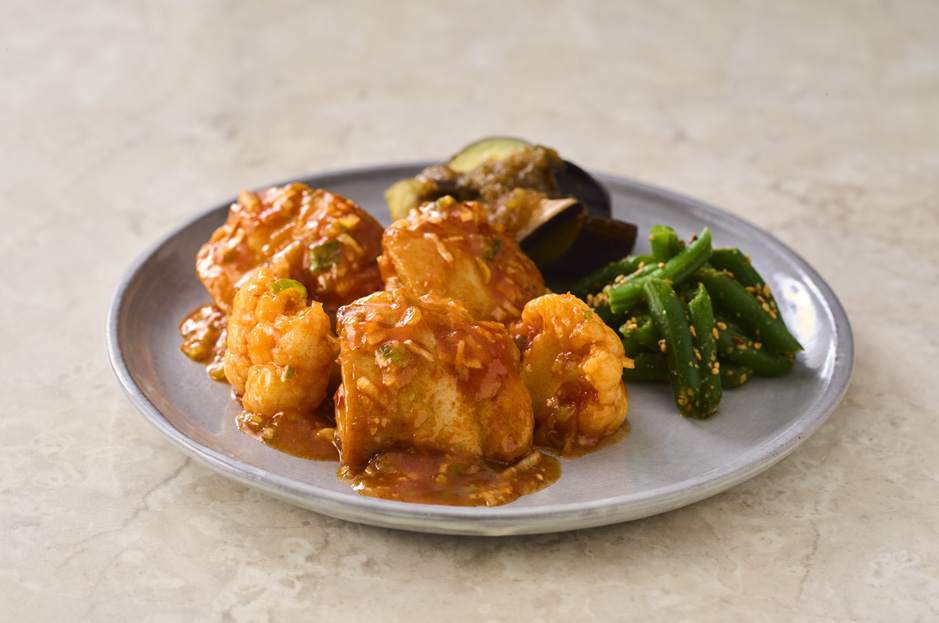 えび油香る特製醤で仕込んだ鶏もも肉とカリフラワーのネギチリ煮