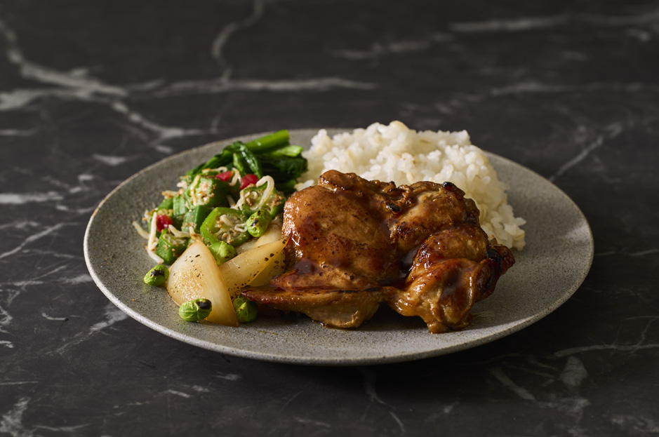 てりてりに焼いた鶏もも肉の生姜焼きと香り引き立つ炙り枝豆