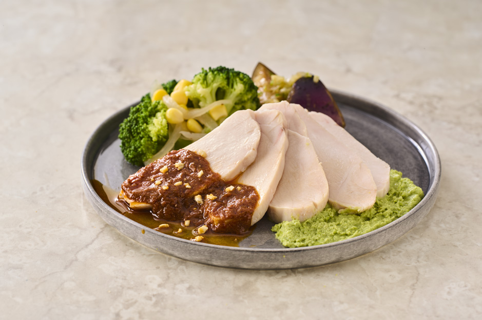 しっとり蒸し鶏とクリーミーな枝豆のフムス