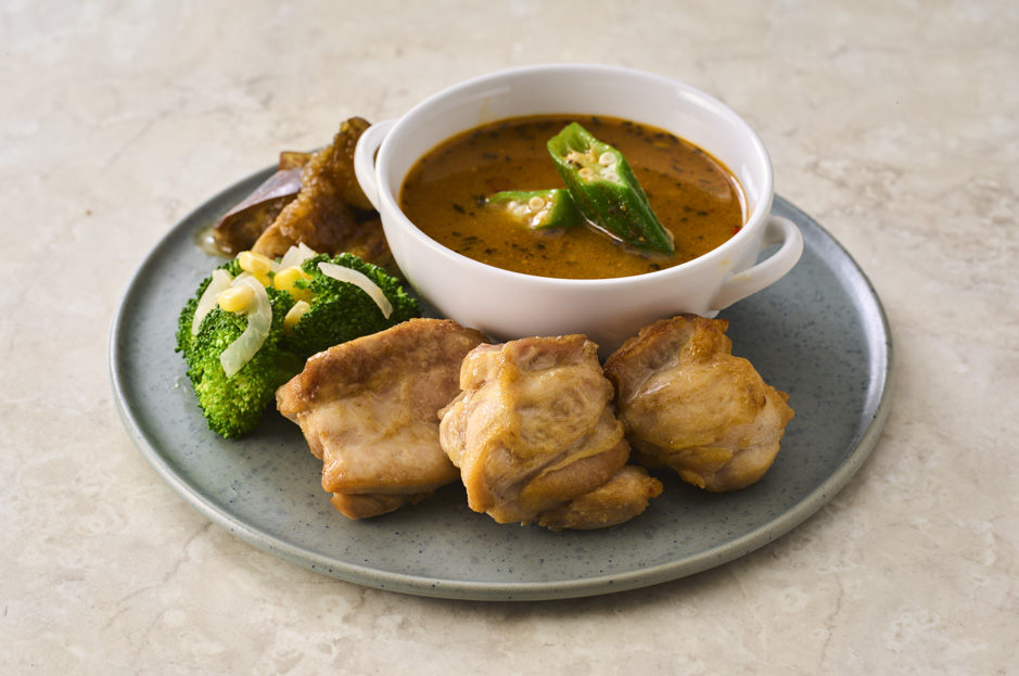 オリジナルスパイスで仕込んだ鶏もも肉の本格スープカレー