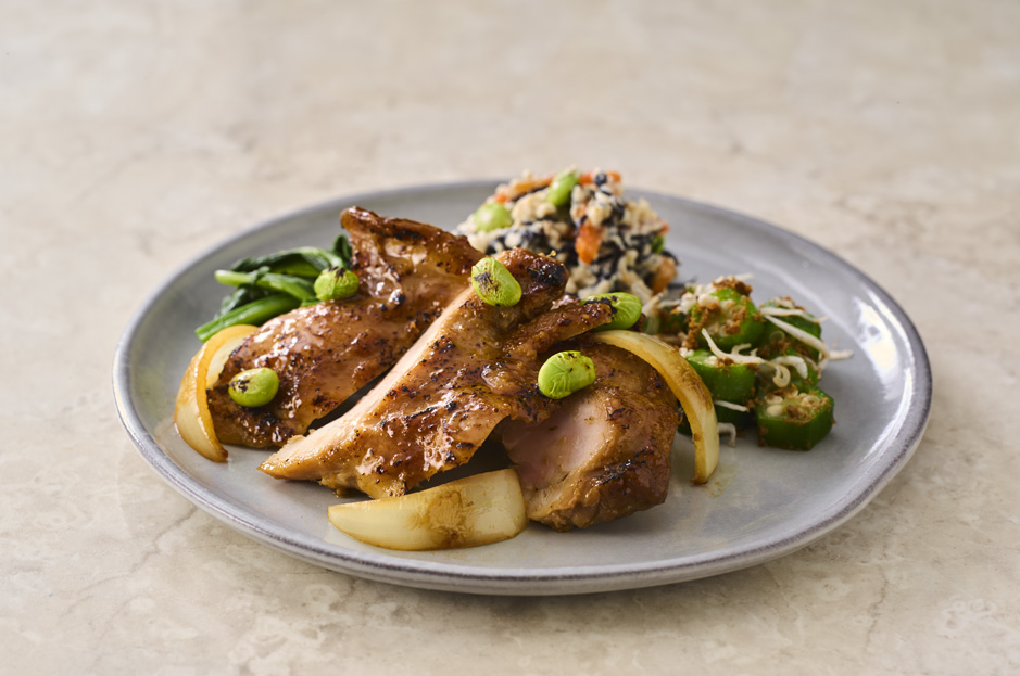 てりてりに焼いた鶏もも肉の生姜焼きと香り引き立つ炙り枝豆