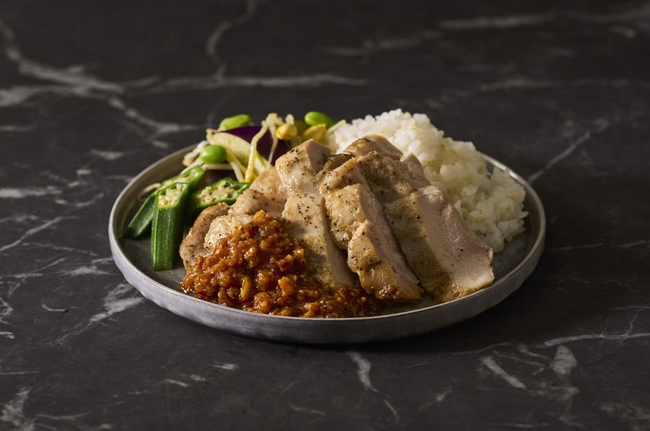 香味野菜たっぷり塩糀ラー油で食べる鶏もも肉のロースト