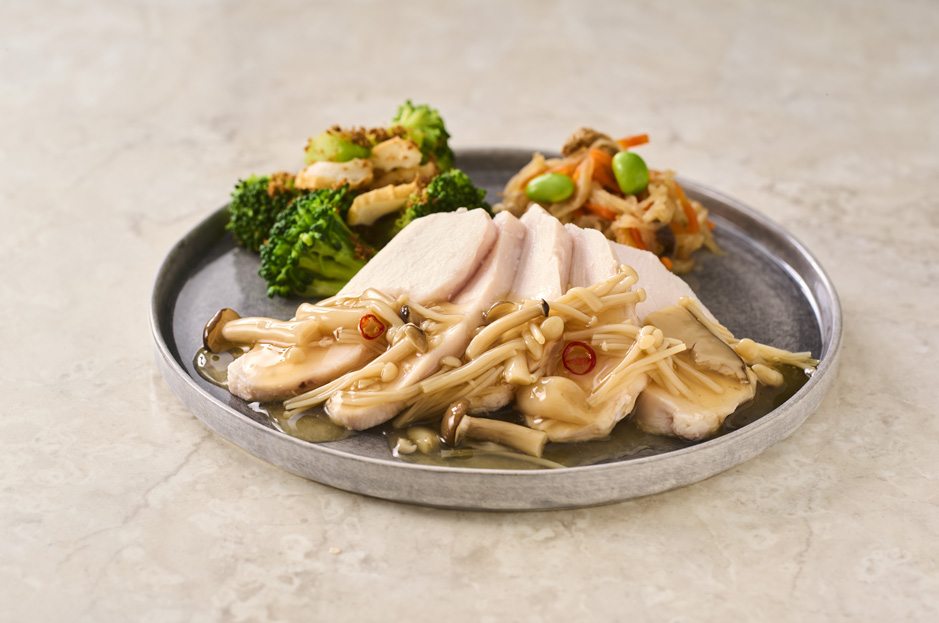 しっとり蒸し鶏とたっぷりきのこの贅沢あんかけ