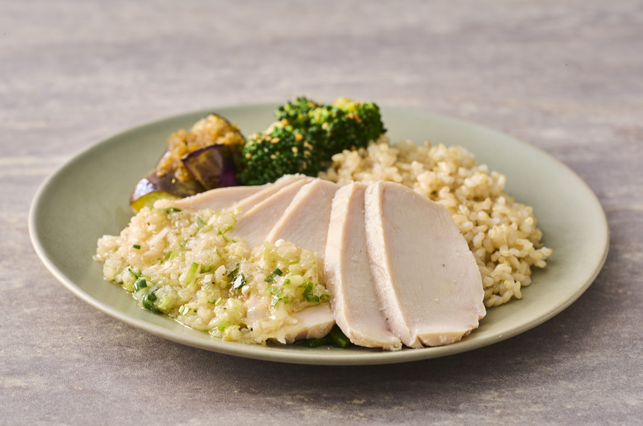 しっとり蒸し鶏とネギたっぷりの特製塩ダレ