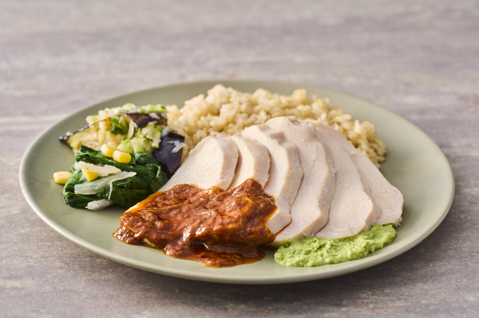 しっとり蒸し鶏とクリーミーな枝豆のフムス