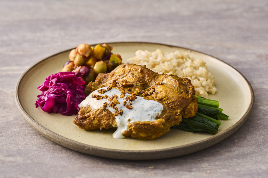 特製漬け込みタンドリーチキンとハーブ香るヨーグルトソース