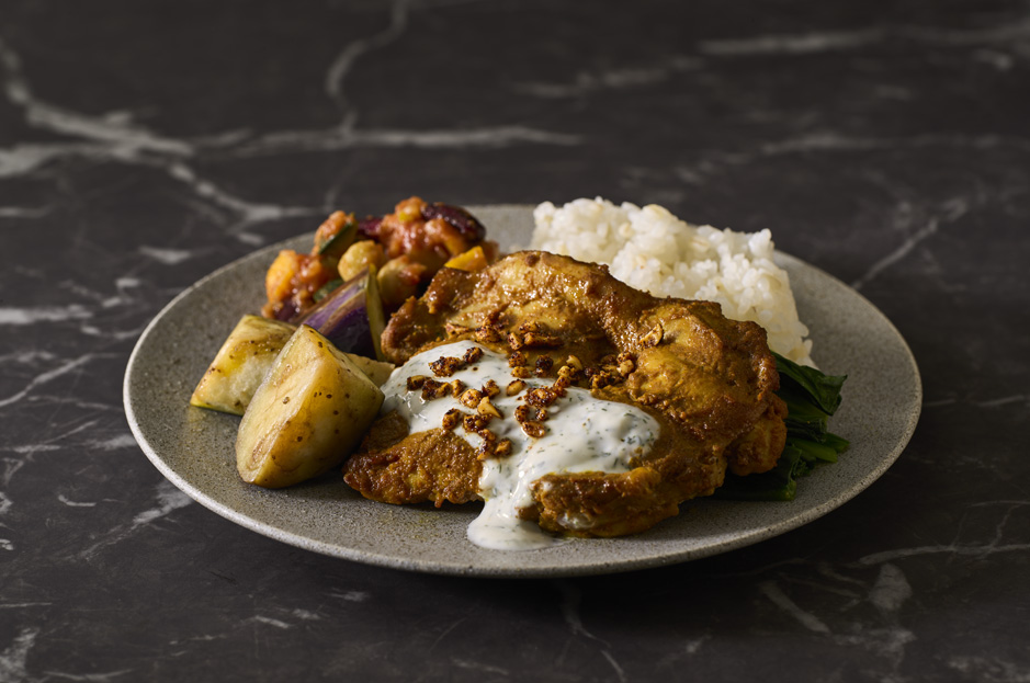 特製漬け込みタンドリーチキンとハーブ香るヨーグルトソース