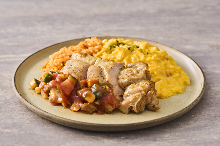 完熟トマトのラタトゥイユとローストチキン＆とろふわミニオムライス