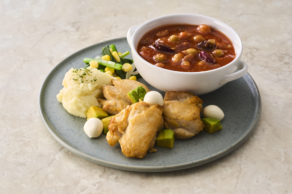 鶏もも肉ととろけるモッツァレラの贅沢ミネストローネ