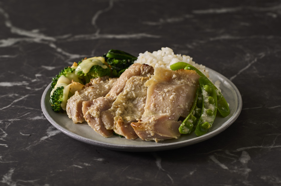 じわっと旨味しみこむ鶏もも肉とスナップエンドウの塩こうじ焼き