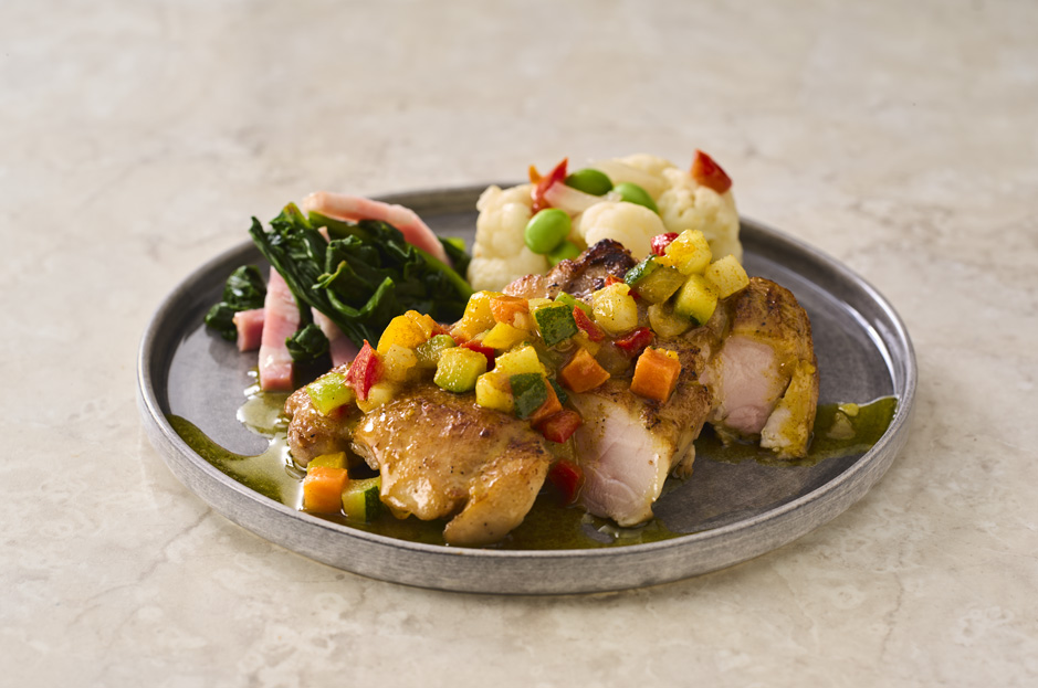 鶏もも肉のローストとレモン香る彩り野菜のハーブソース