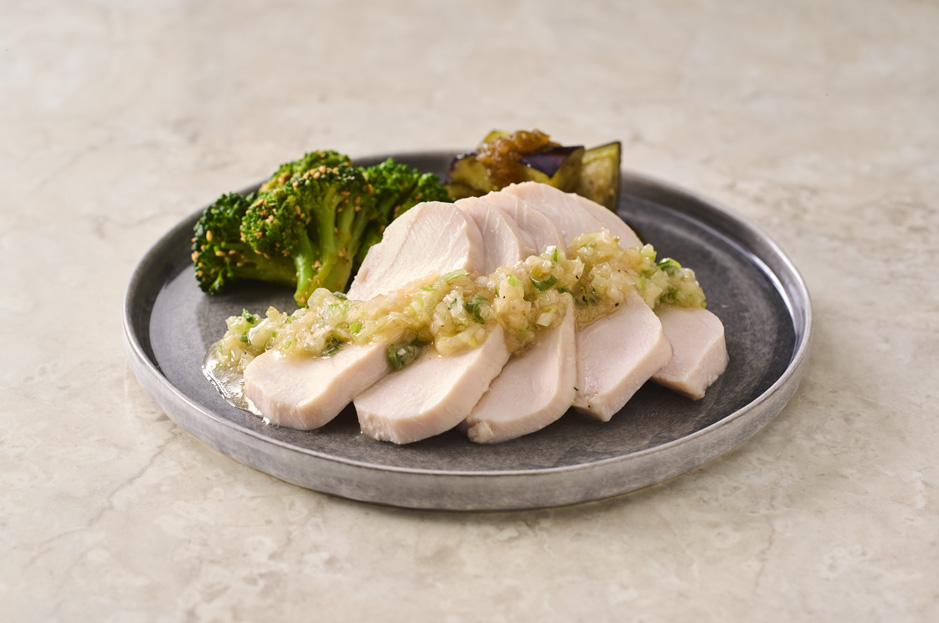 しっとり蒸し鶏とネギたっぷりの特製塩ダレ