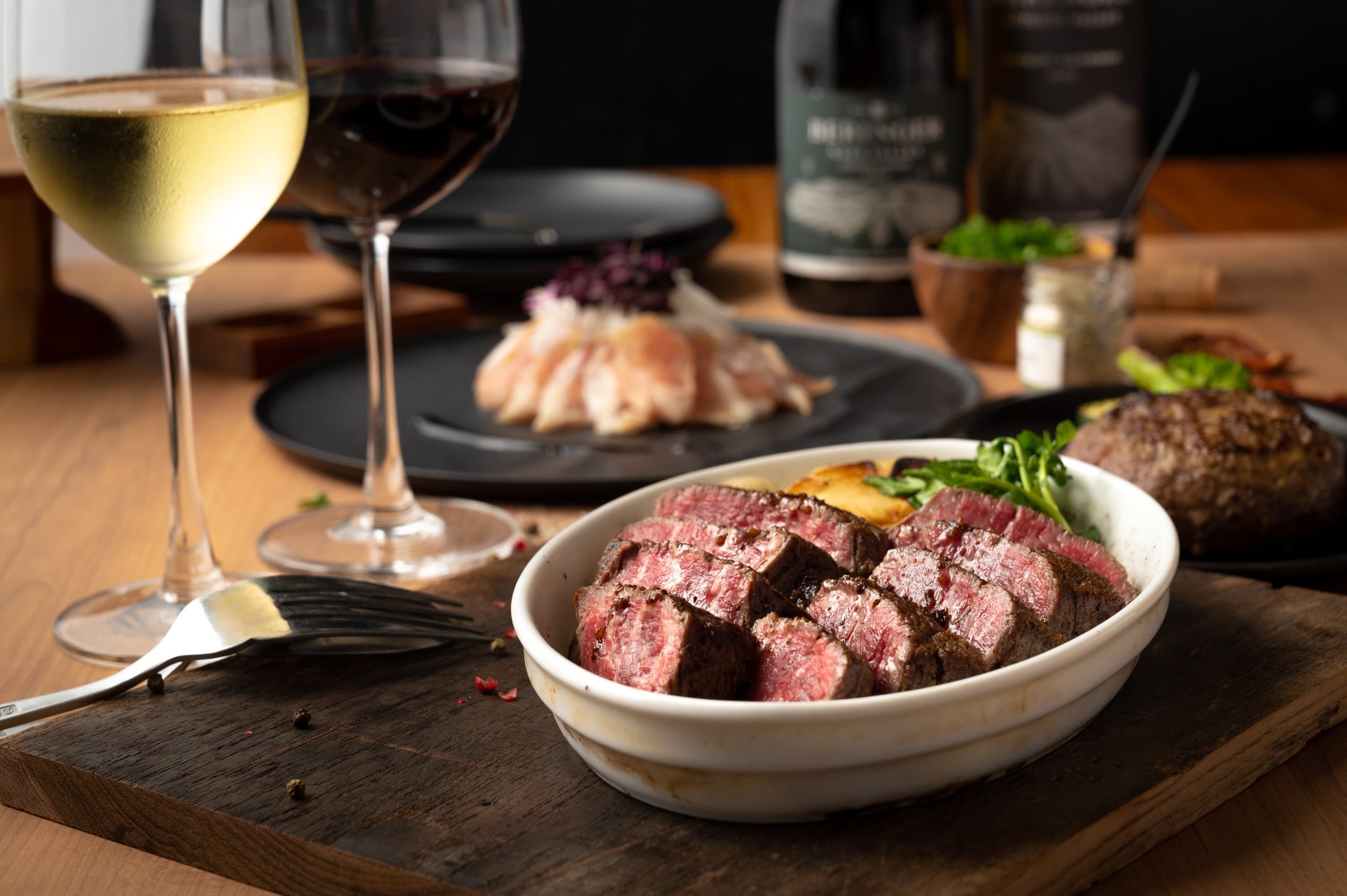 グリルダイニング「筋肉食堂」がコースプランをリニューアル、フランス料理技法「アロゼ」で仕上げた『牛フィレ肉のグリルステーキ』を提供