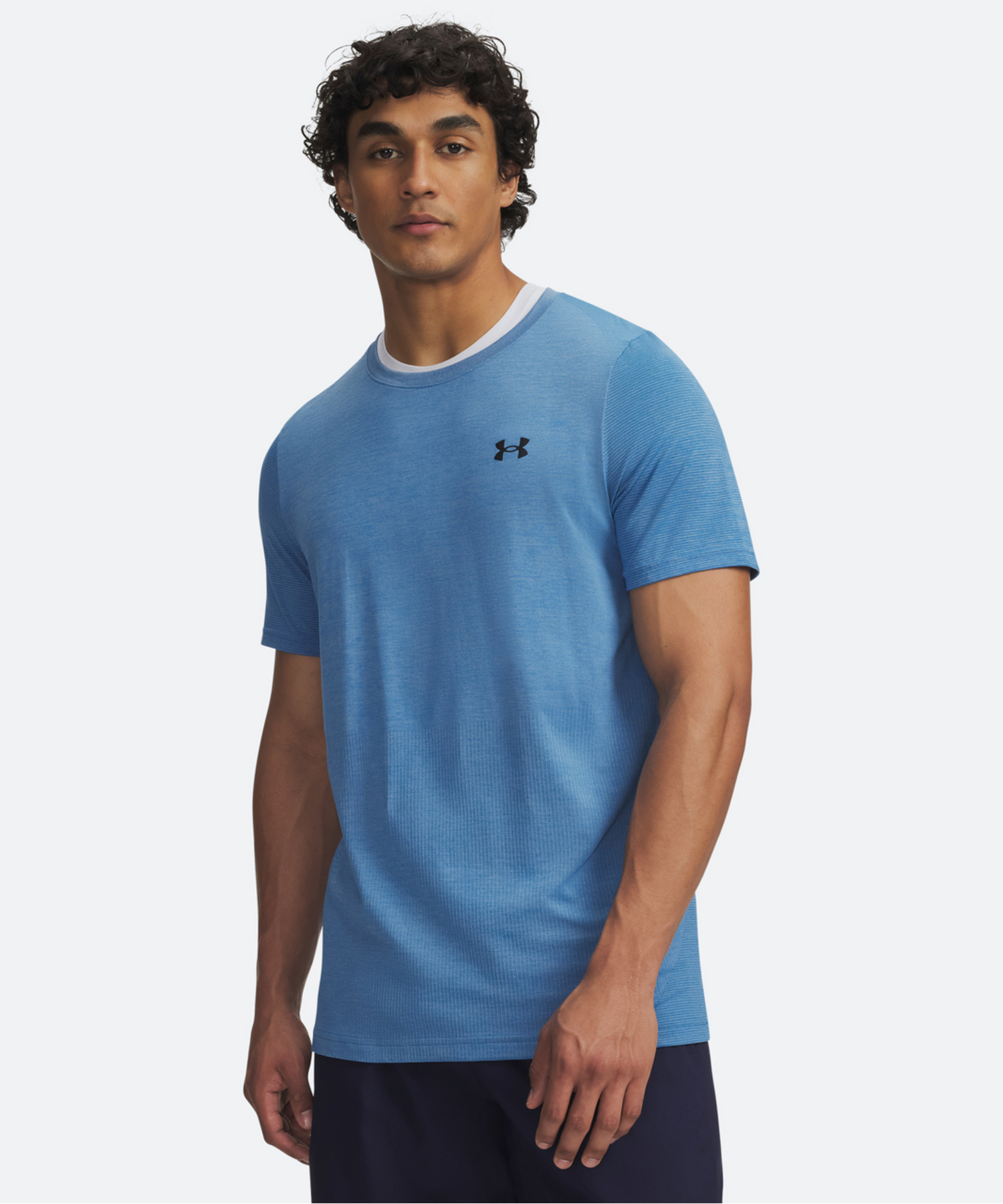 UA VANISH SEAMLESS SHORT SLEEVE T-SHIRTを着用した男性