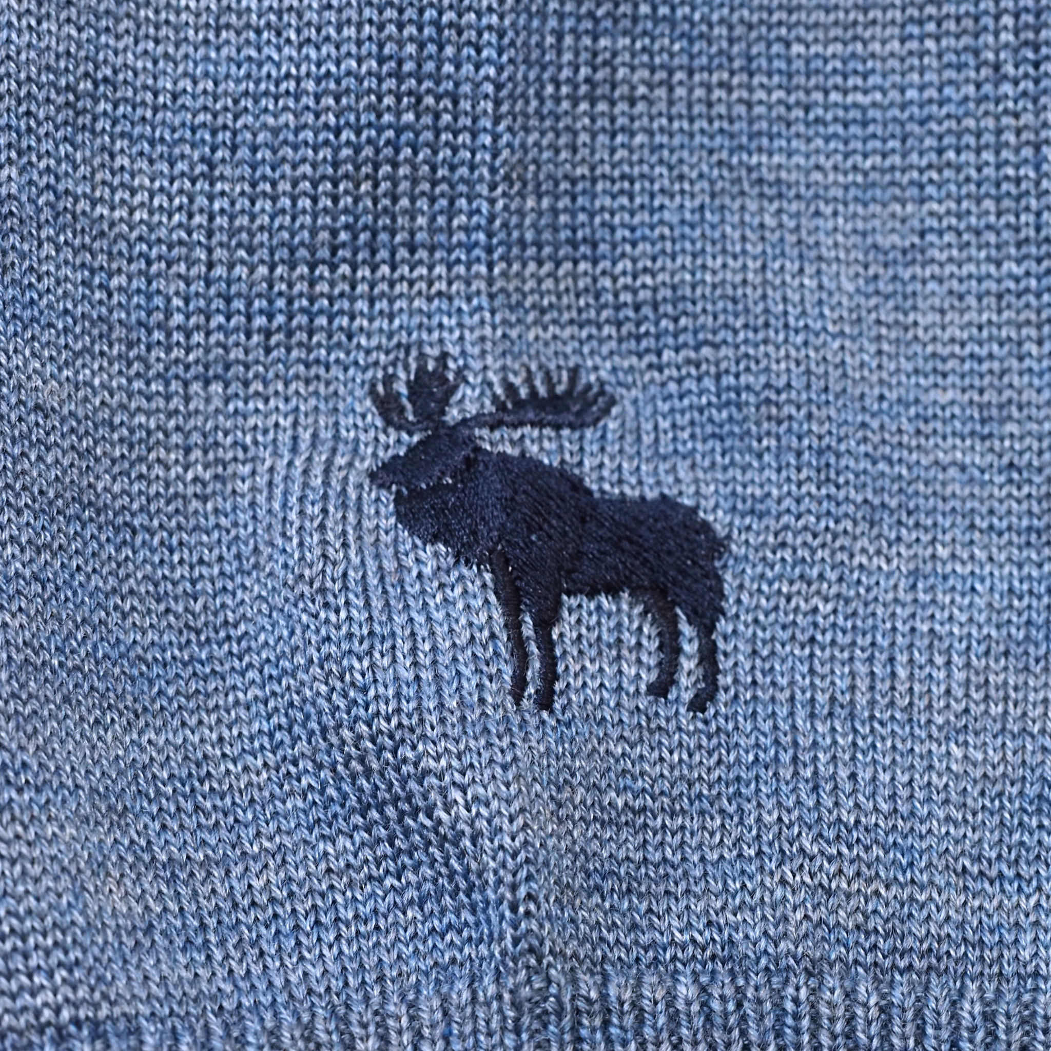 ヘラジカ刺繍 オリジナルタートルネックニット｜ブルーグレー・LL