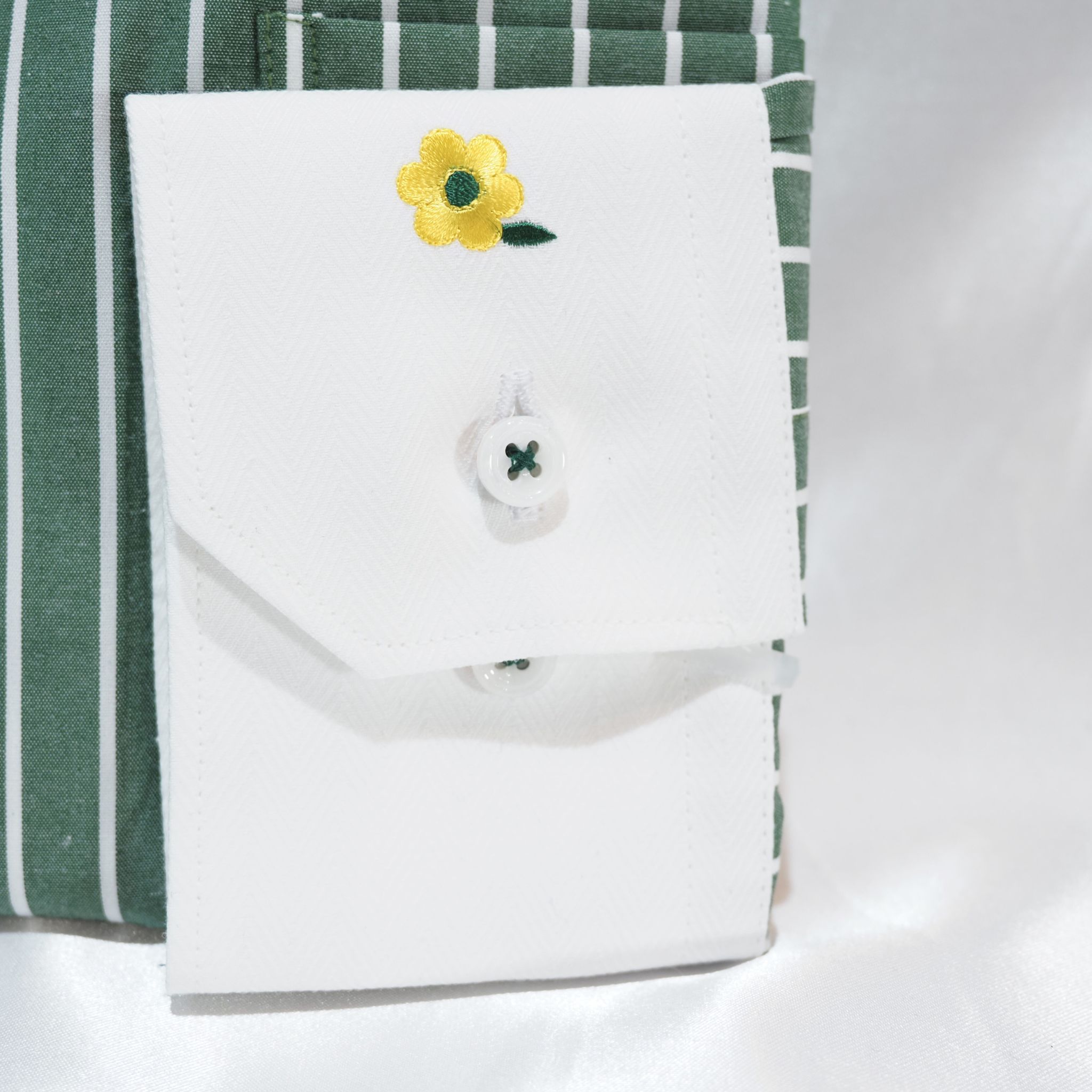 【長袖 M】左カフスフラワー刺繍シャツ