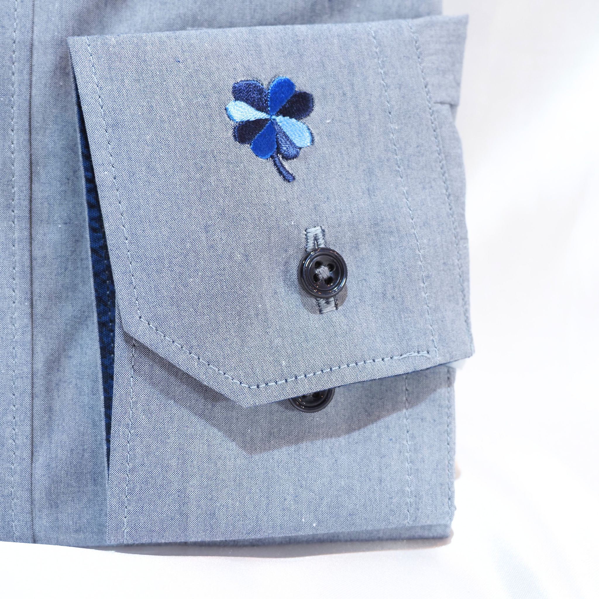 【長袖 M】左カフスクローバー刺繍シャツ