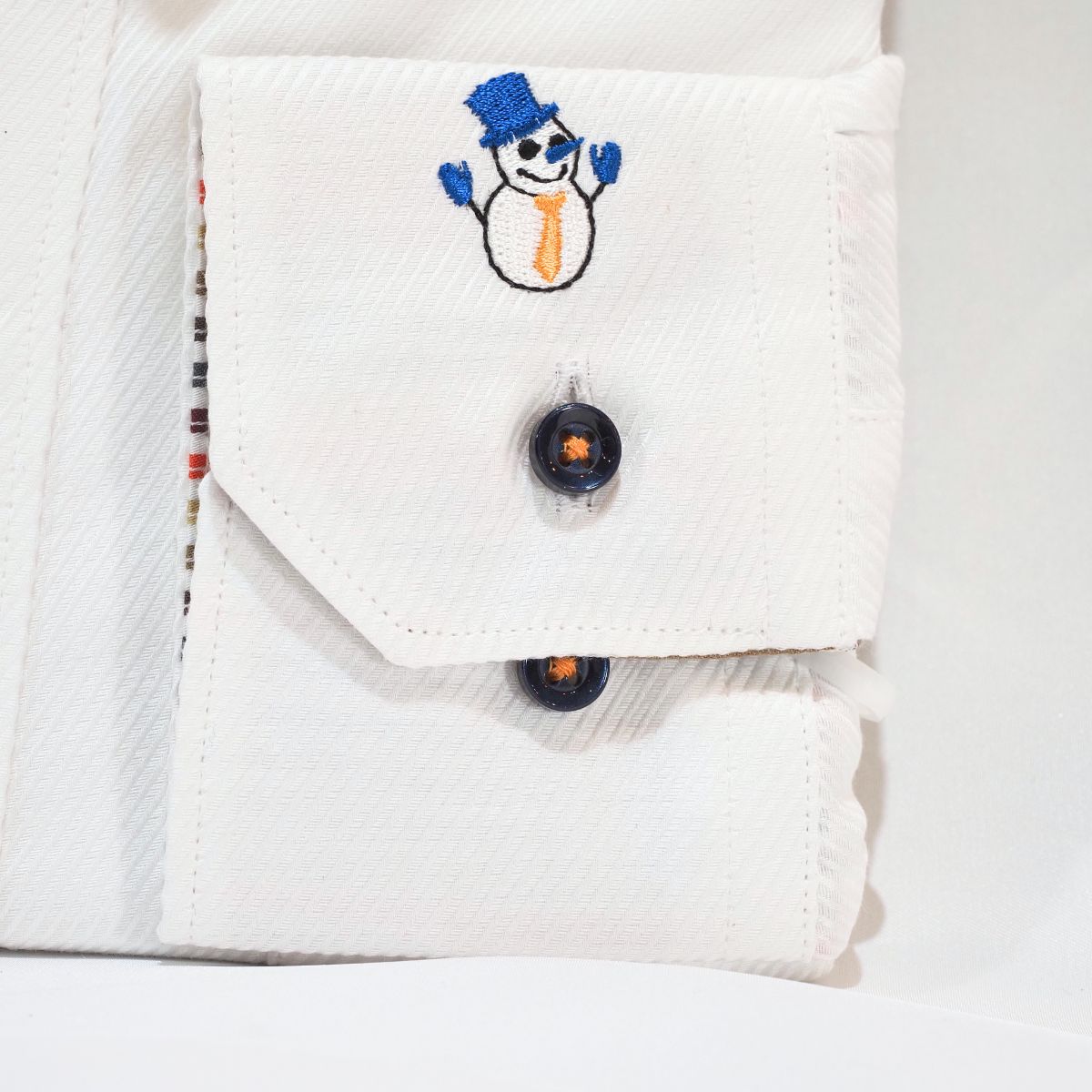 左カフス雪だるま刺繍 長袖シャツ｜白・S