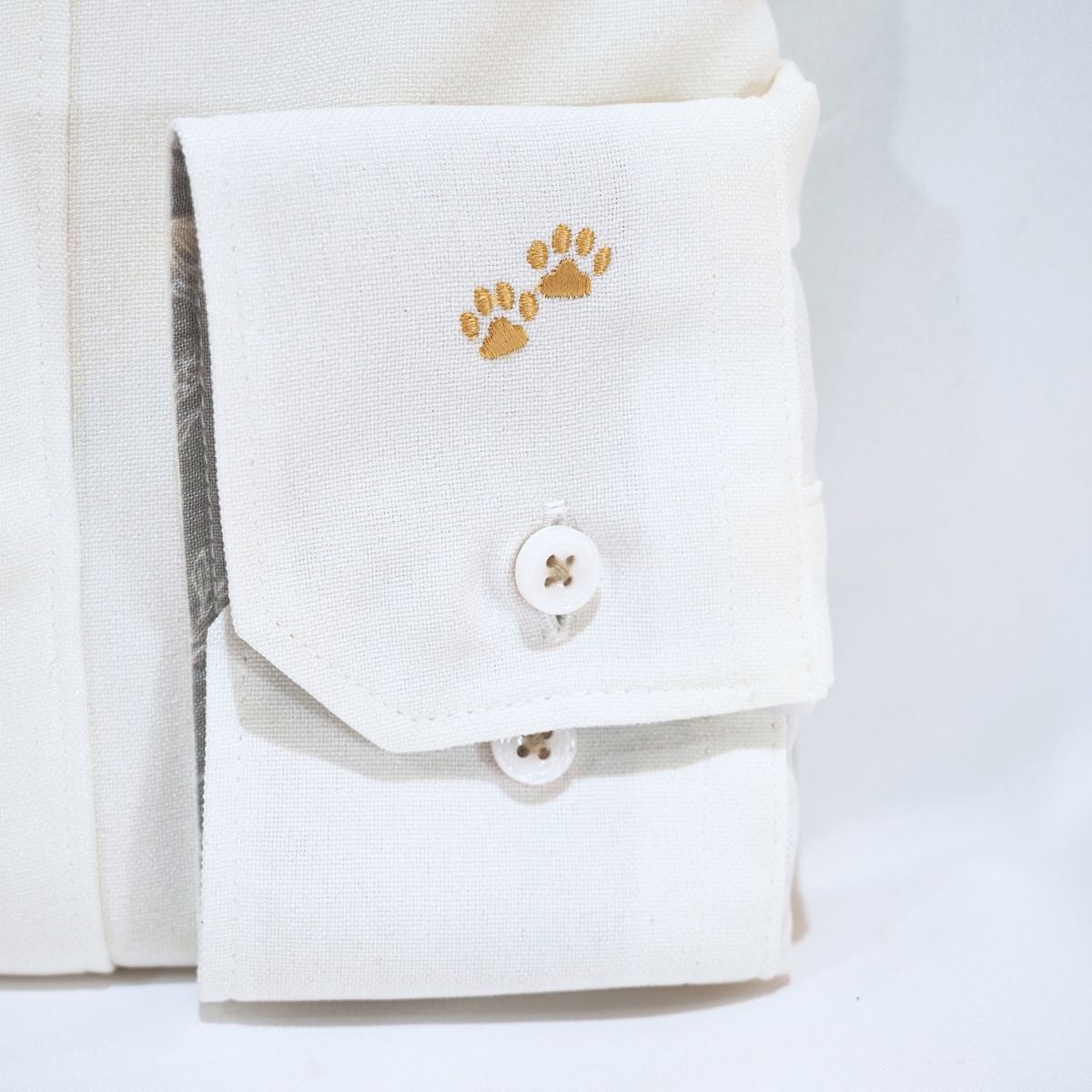 ノーアイロン メランジポリ肉球刺繍 カジュアル長袖シャツ｜ホワイト・3L