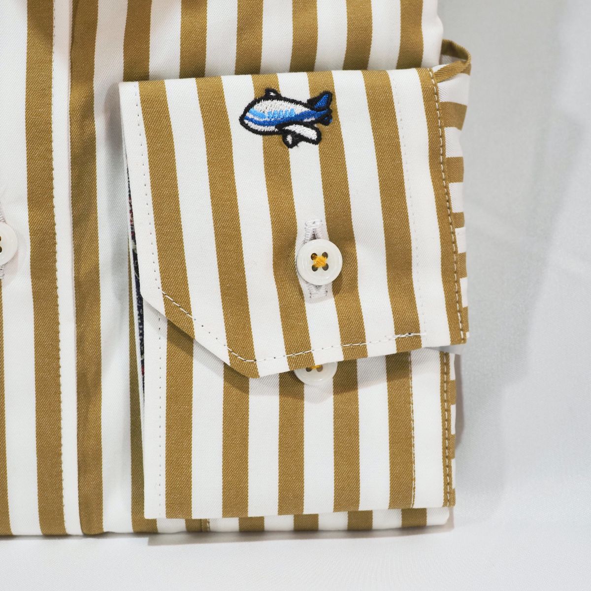 左カフス飛行機刺繍 長袖シャツ｜白×マスタードストライプ・S