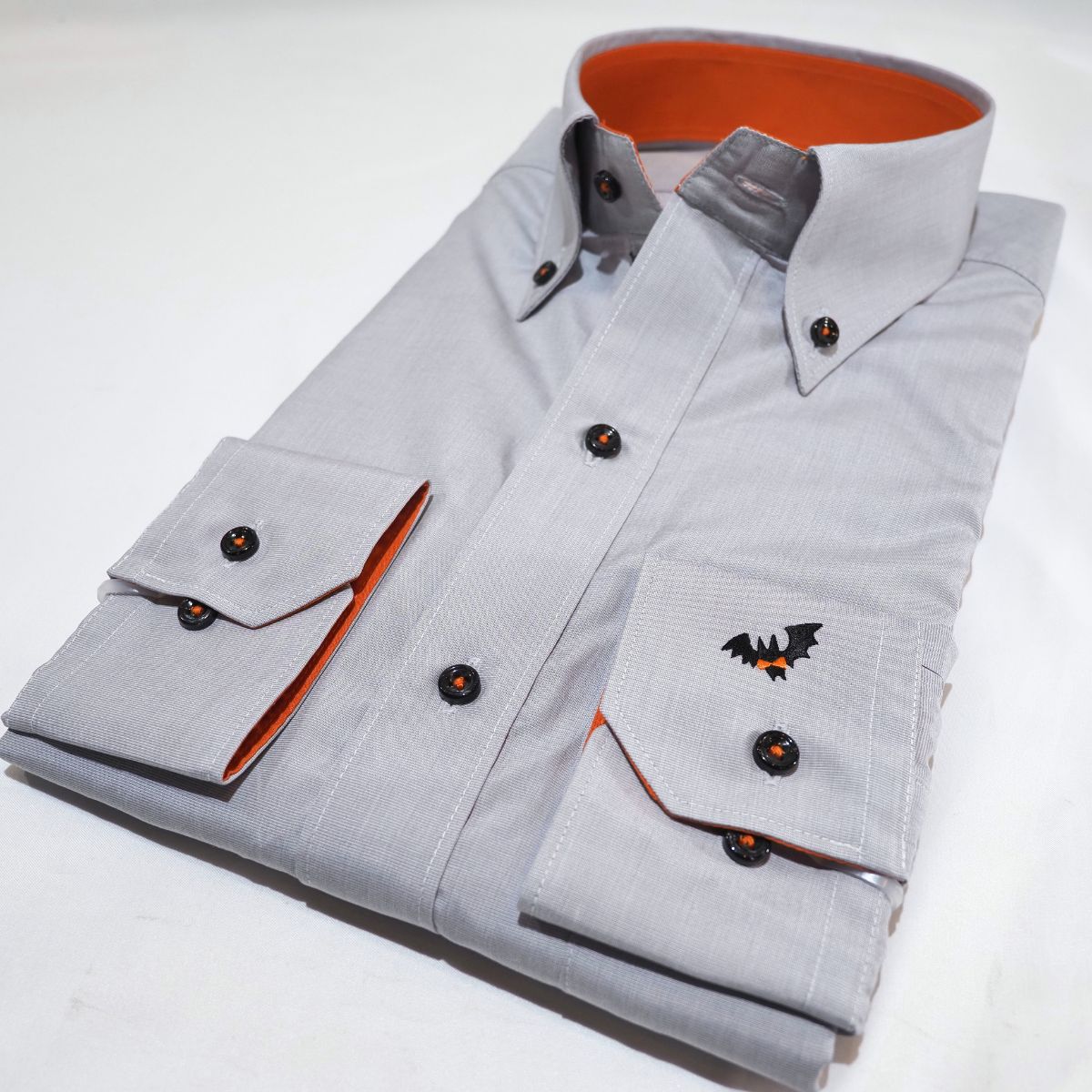 左カフスコウモリ刺繍 長袖シャツ｜ライトグレー・3L