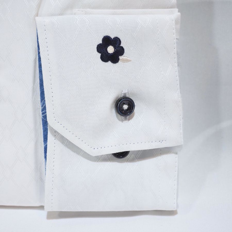 左カフスフラワー刺繍 長袖シャツ｜白・LL
