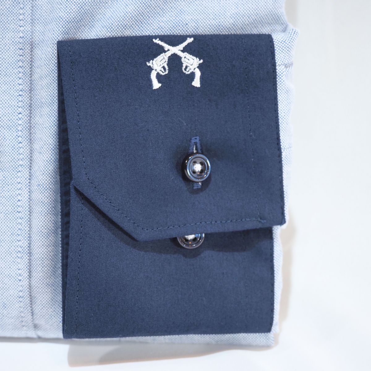 右カフス2丁拳銃刺繍 長袖シャツ｜サックスブルー・LL