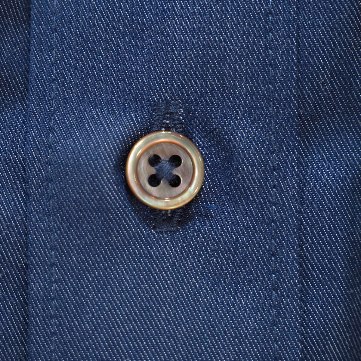 左カフスフェザー刺繍 長袖デニムシャツ｜インディゴブルー・LL
