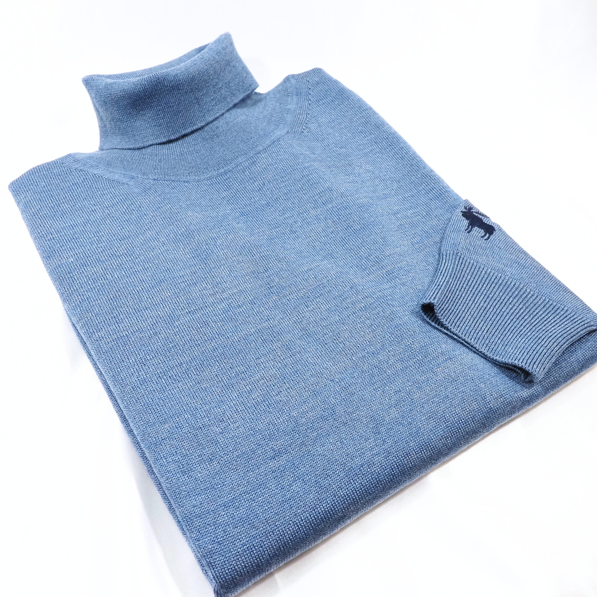 ヘラジカ刺繍 オリジナルタートルネックニット｜ブルーグレー・L