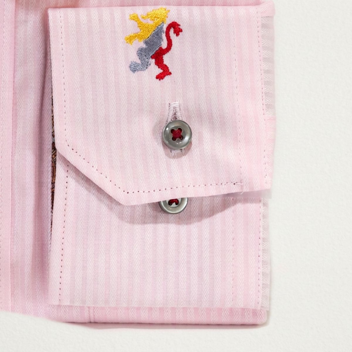 左カフス3色レオ刺繍 長袖シャツ｜淡いピンク・L