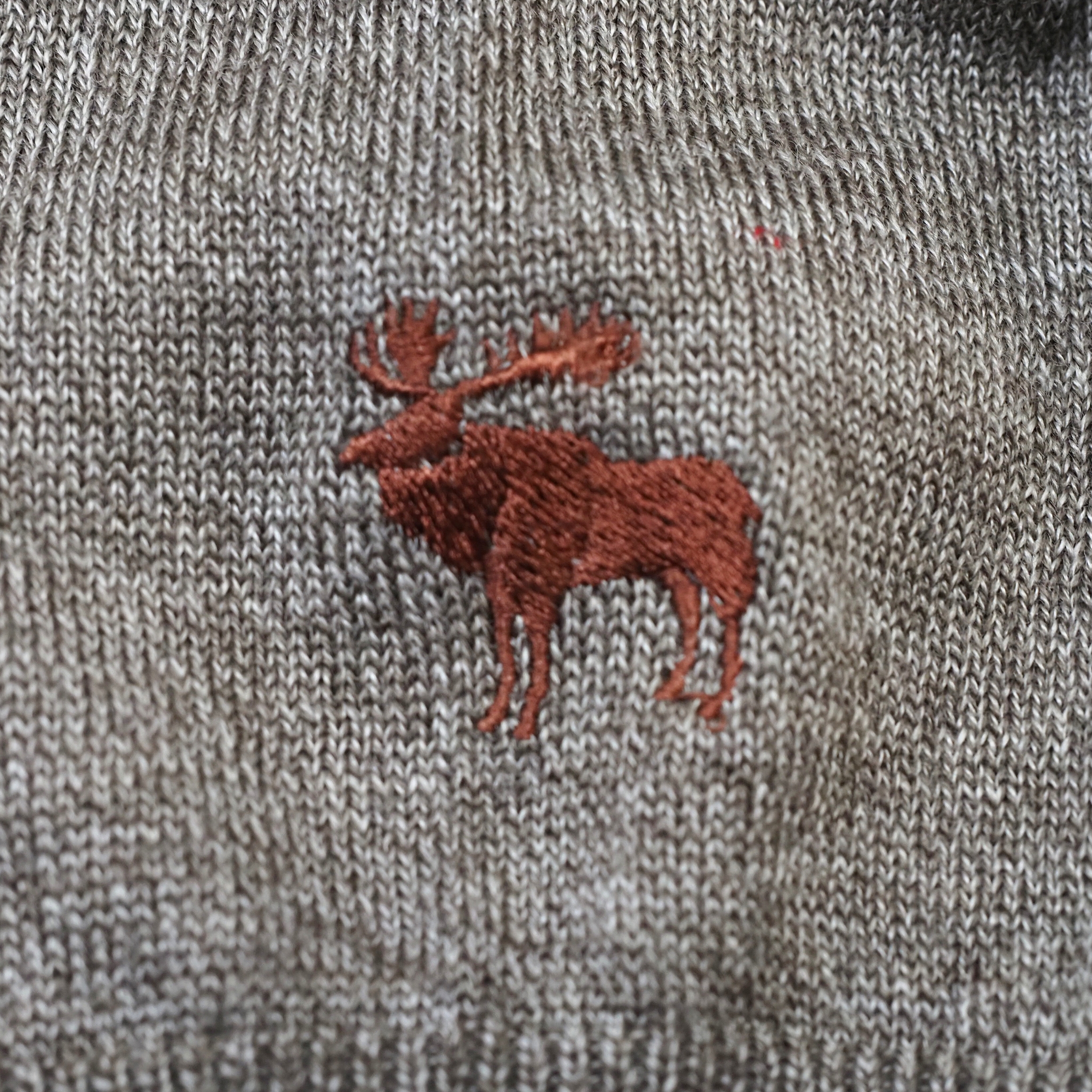 ヘラジカ刺繍 オリジナルタートルネックニット｜ベージュ・L