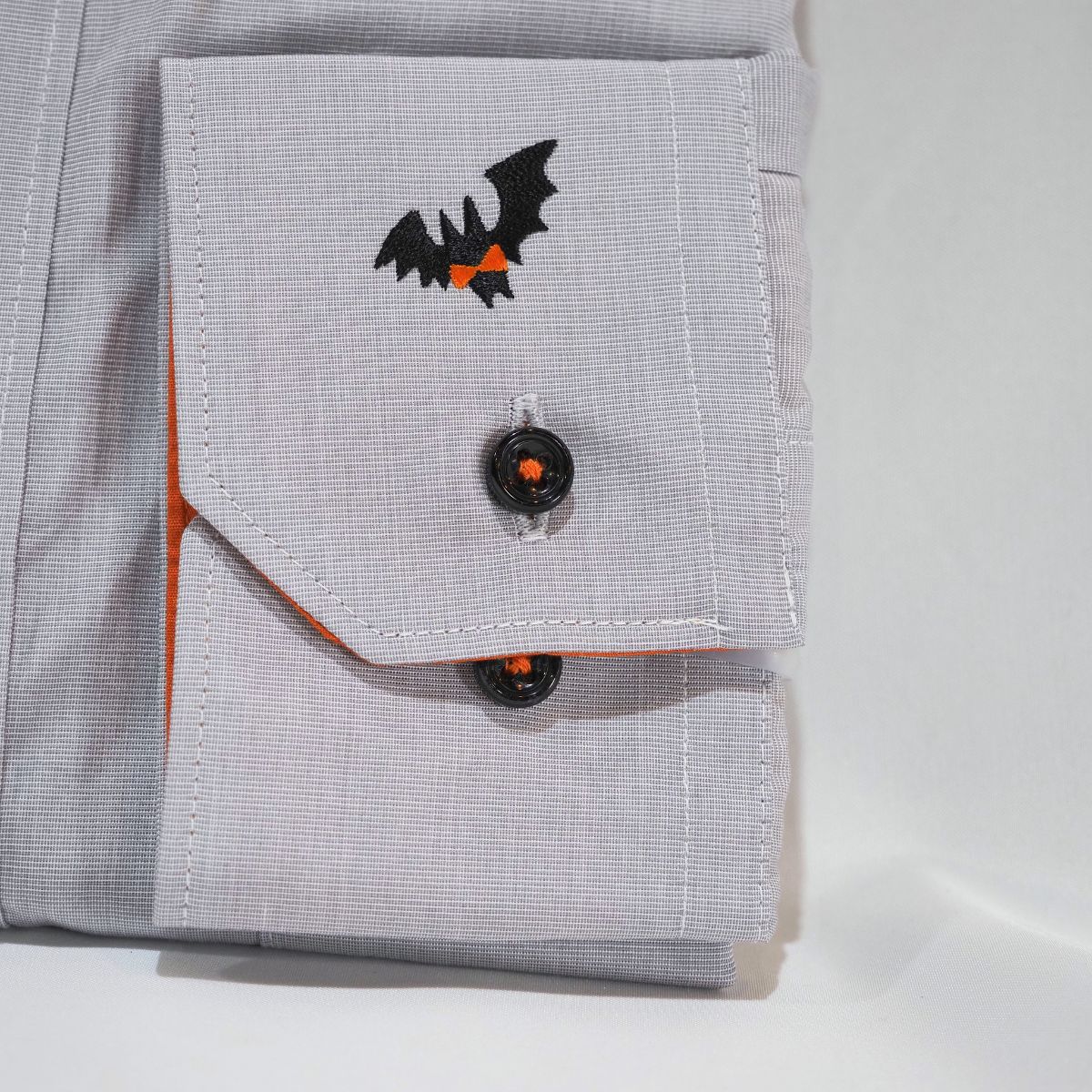 左カフスコウモリ刺繍 長袖シャツ｜ライトグレー・S