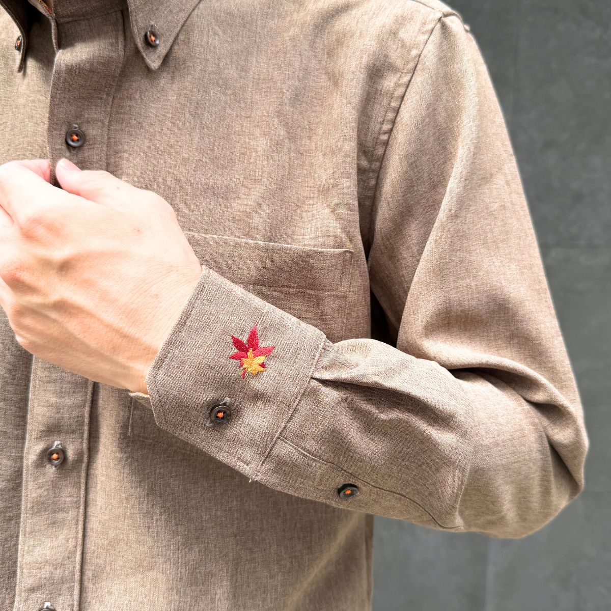 ノーアイロン メランジポリもみじ刺繍 カジュアル長袖シャツ｜ブラウン・L