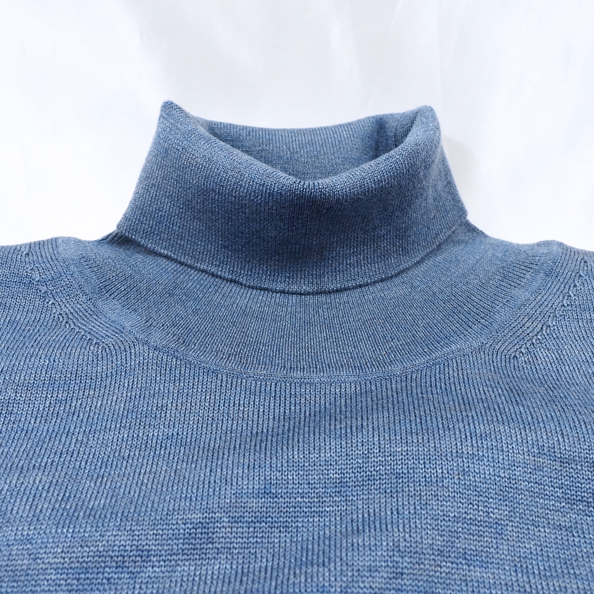 ヘラジカ刺繍 オリジナルタートルネックニット｜ブルーグレー・LL