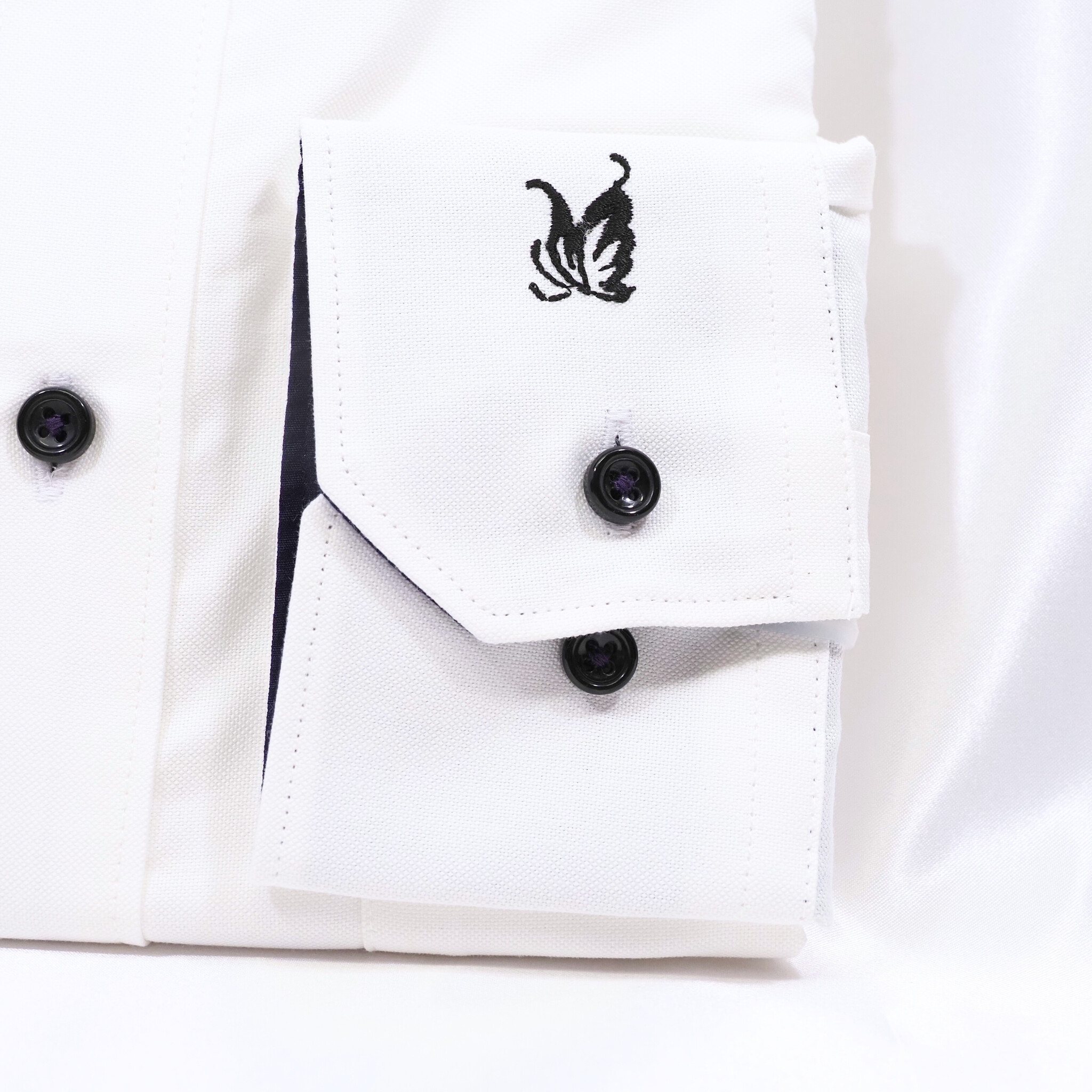 左カフスバタフライ刺繍 長袖シャツ｜ホワイト・3L