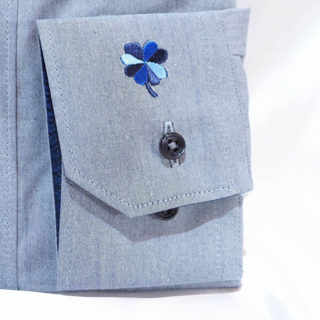 【長袖 3L】左カフスクローバー刺繍シャツ