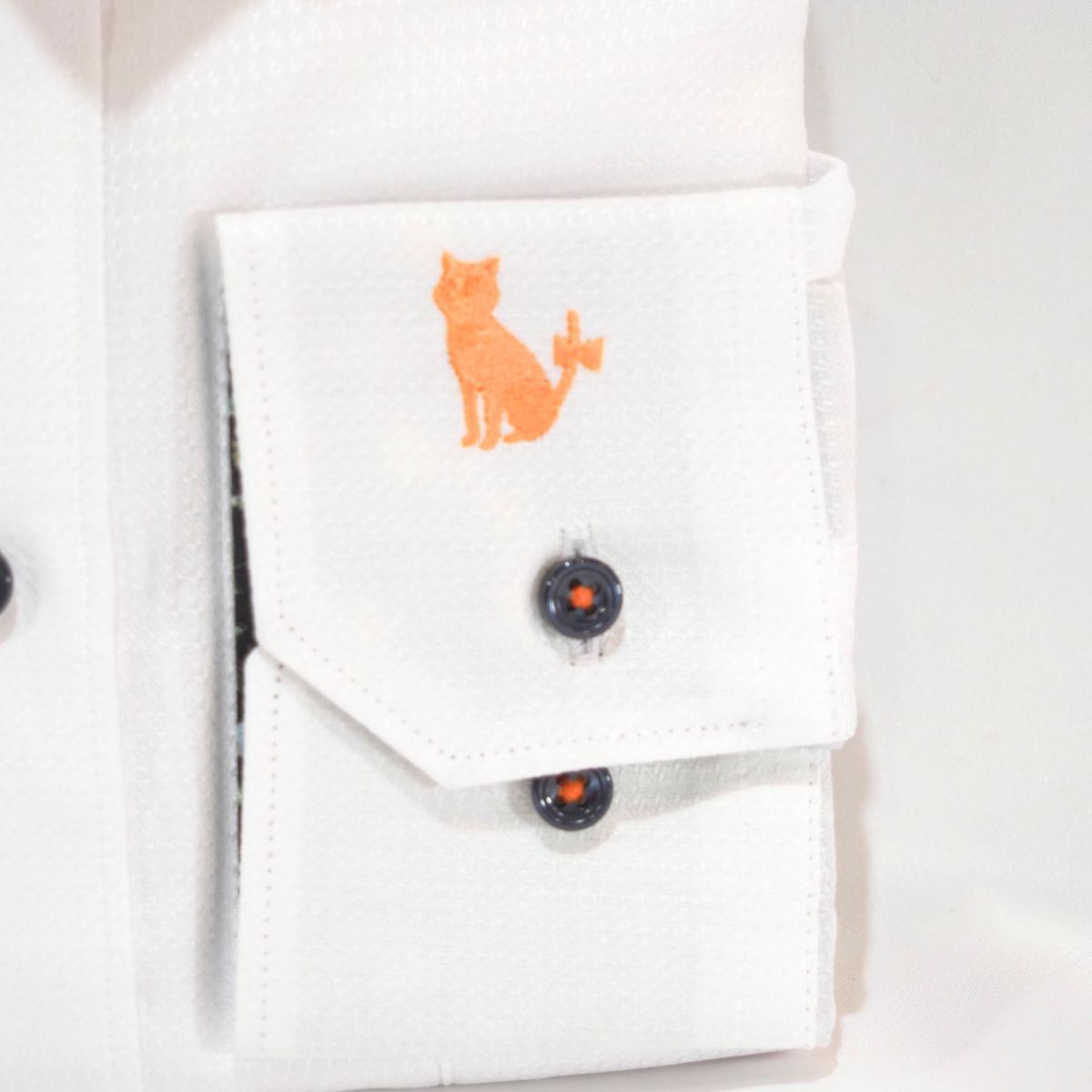 左カフスネコ刺繍 長袖シャツ｜白・LL